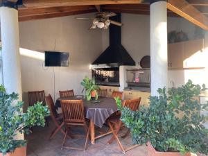 - une cuisine et une salle à manger avec une table et des chaises dans l'établissement Palacios 1190, à Las Heras