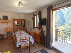 瓦爾弗雷加斯的住宿－Appartement Valfréjus, 4 pièces, 8 personnes - FR-1-265-170，一间带桌子的用餐室和一个阳台