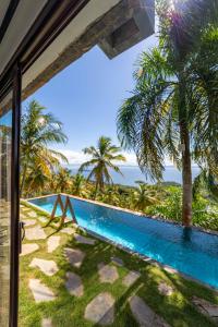 Una vista de una piscina desde una casa. en Hacienda Cocuyo, en Monte Rojo