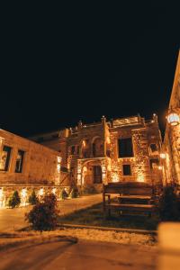 een gebouw met een bank er 's nachts voor bij Akritis suit Cappadocia in Çadır