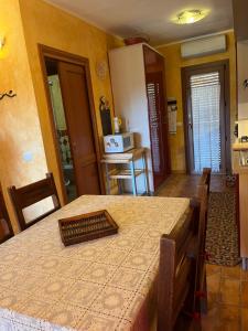 La Casa sulla collina "Baccu e Idda"的厨房或小厨房