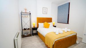 ein Schlafzimmer mit einem Bett mit zwei Handtüchern darauf in der Unterkunft Cozy 2 bed Apt with Private Garden in London