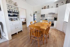 O bucătărie sau chicinetă la Katisha Cottage