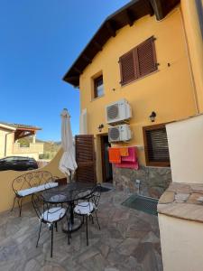 La Casa sulla collina "Baccu e Idda"的阳台或露台
