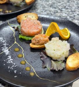 un plato negro con comida en una mesa en Hotel Diana, en Auronzo di Cadore
