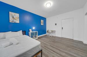 Dormitorio azul con cama y pared azul en Enchanting Studio in Little Havana, en Miami