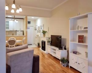 a living room with a couch and a television at Antik Apartman in Stara Pazova