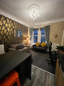 - un salon avec un canapé et une table dans l'établissement Stunning apartment on Perth Rd-mins from City Centre Dundee, à Dundee