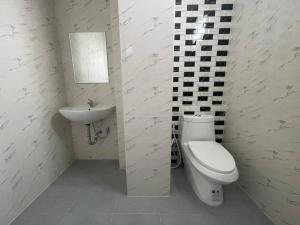 y baño con aseo y lavamanos. en W residence สมุทรสาคร en Ban Khok Kham