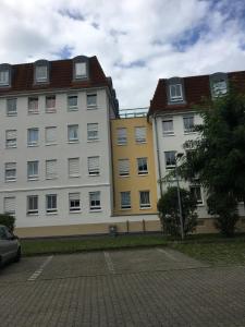 zwei Gebäude auf einem Parkplatz neben einer Straße in der Unterkunft Ferienwohnung Tiny in Dresden
