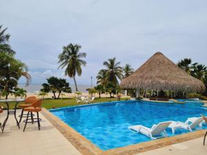普拉亞布蘭卡的住宿－CAMATAJUA BARU HOUSE，享有度假村游泳池的景致。