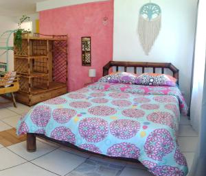 سرير أو أسرّة في غرفة في Cool Vibes Beach Hostel