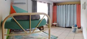 سرير أو أسرّة في غرفة في Cool Vibes Beach Hostel