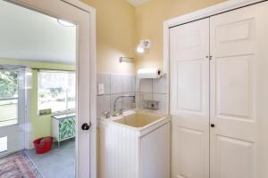 bagno con lavandino e porta bianca di Hot Tub and Fire Pit Serene Clifton Retreat! a Clifton Altre 27 foto