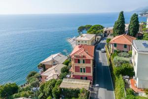 - une vue aérienne sur une ville à côté de l'océan dans l'établissement A due passi da Camogli Near to Camogli, apartment with terrace and seaside view, à Recco