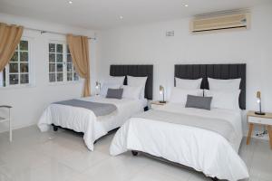 En eller flere senge i et værelse på Queen Julie Constantia Upper Cottage + 14 billeder