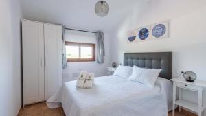 Postel nebo postele na pokoji v ubytování Villa Los Abuelos Cartama by Ruralidays + 26 fotografií