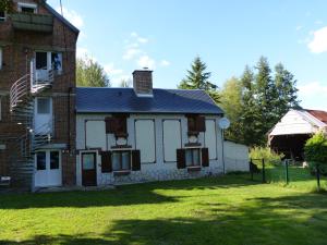 Blangy-sur-Bresle的住宿－La Calypso Maison 6 Personnes，一座带草地庭院的老砖屋