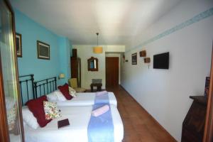 Telewizja i/lub zestaw kina domowego w obiekcie Hotel Posada San Marcos, Alájar