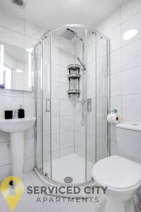 y baño con ducha, aseo y lavamanos. en SCA - Fantastic Studio - VS4, en Wolverhampton