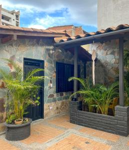 een stenen huis met planten ervoor bij Cabin Retreat: Private Studio in Medellín
