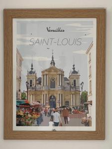 ein gerahmtes Bild einer Kirche in einer Stadt in der Unterkunft La Duchesse in Versailles