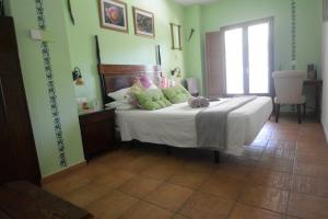 Łóżko lub łóżka w pokoju w obiekcie Hotel Posada San Marcos, Alájar