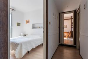 um quarto com uma cama e um espelho em A due passi da Camogli Near to Camogli, apartment with terrace and seaside view em Recco