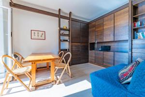 un soggiorno con un tavolo e un divano di A due passi da Camogli Near to Camogli, apartment with terrace and seaside view a Recco
