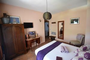 sypialnia z łóżkiem, biurkiem i lustrem w obiekcie Hotel Posada San Marcos, Alájar w mieście Alájar