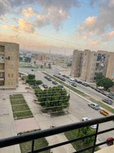 Blick auf eine Stadtstraße mit Gebäuden und Autos in der Unterkunft luxury apartment at Obour, 5th floor no elevator in Kairo