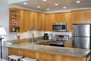 Kuchyň nebo kuchyňský kout v ubytování Papakea Resort G406