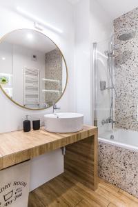W łazience znajduje się umywalka i lustro. w obiekcie Nowe Ptasie, Osiedle Ptasie, apartment 30, NEW - LUX - PARKING w mieście Katowice