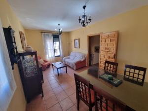 sala de estar con sofá y mesa en Casa Hidalgo en Baena