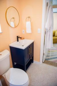 y baño con lavabo, aseo y espejo. en Sunburst Inn- Indian Shores Beach en Clearwater Beach