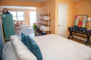 1 dormitorio con 1 cama y sala de estar en Sunburst Inn- Indian Shores Beach, en Clearwater Beach