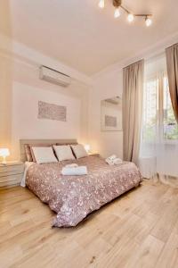 um quarto com uma cama com duas toalhas em Lovely Nights Rome - Luxury rooms em Roma