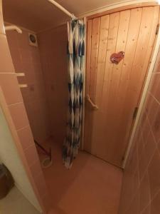 a bathroom with a shower with a shower curtain at Hus uthyres i natursköna Glava, Arvika in Glava