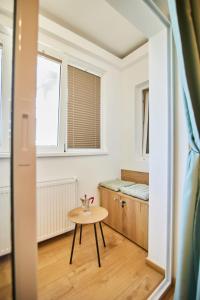 una mesa pequeña en una habitación pequeña con ventana en ChECk apartment, en Focşani