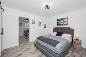 a bedroom with a bed and a ceiling fan at Cozy 11 & Patio Near The Beach- Unit #3 in Hollywood