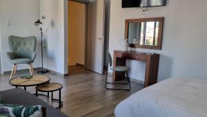 een slaapkamer met een bed, een bureau en een stoel bij Averof Downtown Luxury Apartment in Ioannina