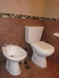 كابانياس إنسوينيو ديل لاغو في ترماس دي ريو هوندو: حمام مع مرحاض ومغسلة