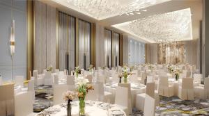 Crowne Plaza Kuala Lumpur City Centre, an IHG Hotel في كوالالمبور: قاعة احتفالات بطاولات بيضاء وكراسي بيضاء