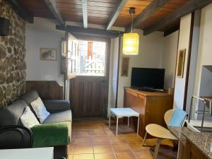 uma sala de estar com um sofá e uma televisão em Casa Diego em Las Rozas