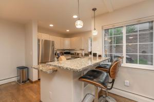 Fotografie z fotogalerie ubytování Fifth Avenue Retreat: Dog Friendly Frisco Townhome v destinaci Frisco + 28 fotografií