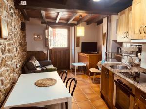 uma cozinha e sala de estar com mesa e cadeiras em Casa Diego em Las Rozas