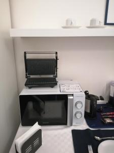 A kitchen or kitchenette at I DIOSCURI