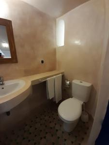 エッサウィラにあるDar Al Baharのバスルーム(白いトイレ、シンク付)