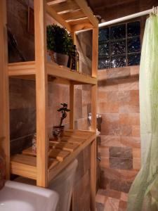 uma casa de banho com um WC e uma parede de madeira em Cabaña en Tigre em Tigre