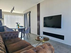 TV a/nebo společenská místnost v ubytování Marsaskala Sea View Duplex Penthouse - Mive Properties